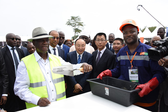張念木、賀鵬程與總統、總理共同為波波里電站埋下第一塊基石-1.jpg