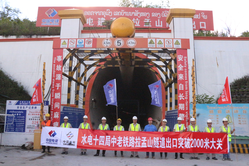 拉孟山隧道出口突破2000米大關(guān).張琳琳攝.JPG