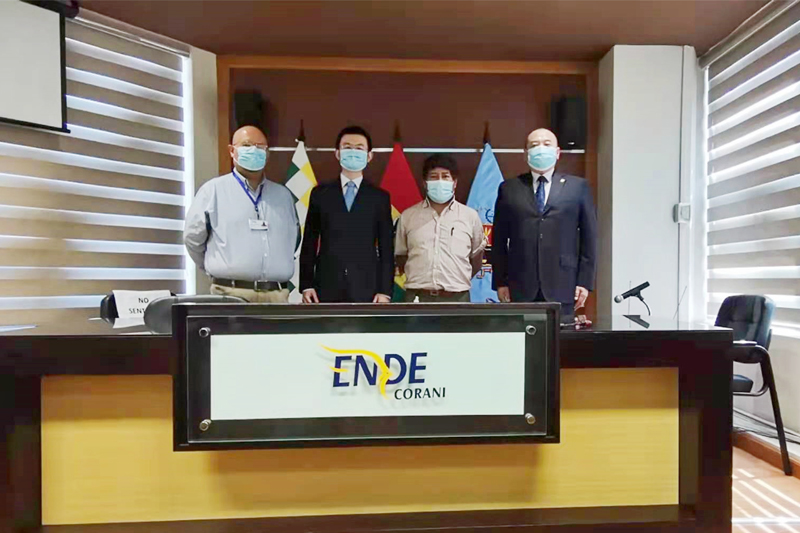 與業主代表合影.jpg