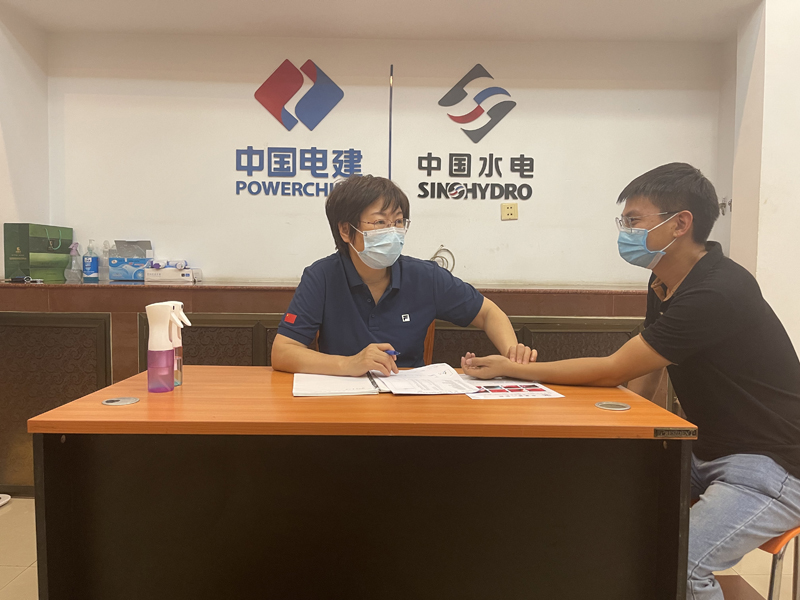 徐院長為員工診療.jpg