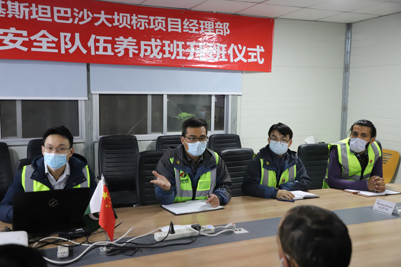請水電七局國際公司安全督導員（左一）進行授課.jpg
