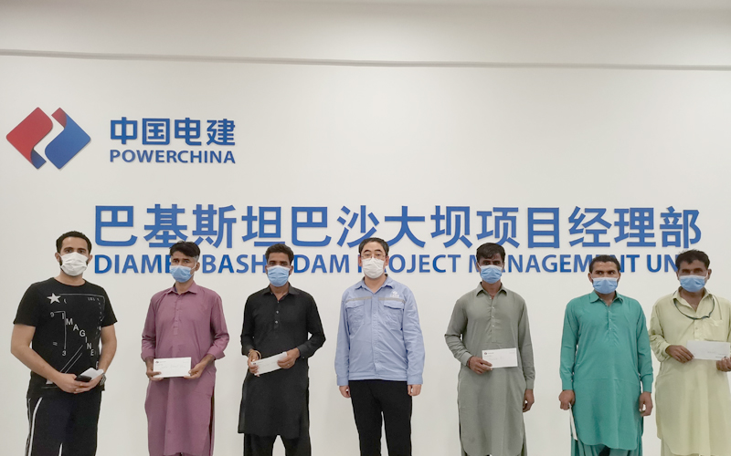 項目部救助受災(zāi)員工.jpg