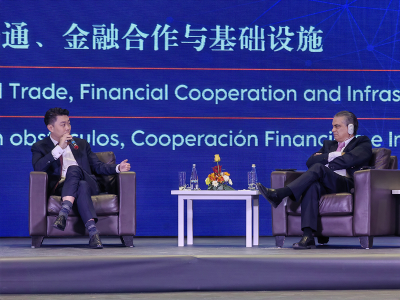 白納發(fā)表演講.jpg