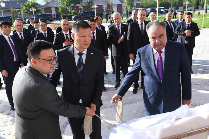 塔吉克斯坦總統埃莫馬利·拉赫蒙參加中國電建向塔吉克斯坦捐建三所學校交付剪彩儀式1.jpg