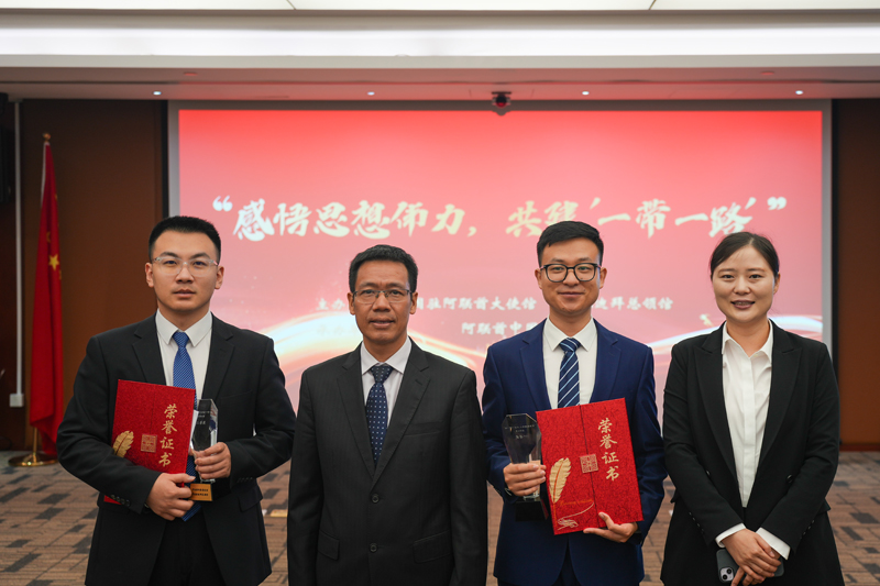 唐玉華和獲獎者孫龍浩、王永興合影.JPG