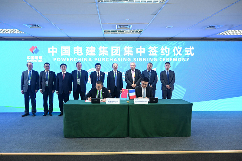 張磊代表公司與施耐德電氣簽訂合作協議.jpg