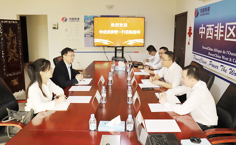 圖1-馬玉辛向李成堯參贊介紹中國電建國際業(yè)務情況.jpg